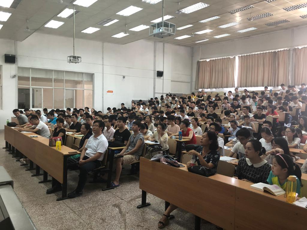 学院领导、硕士生导师、教师代表及研究生辅导员参加了动员会