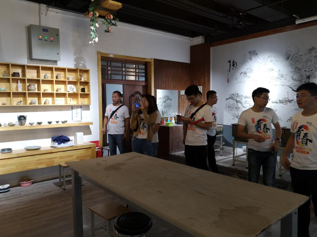 校友们参观陶源瓷踪